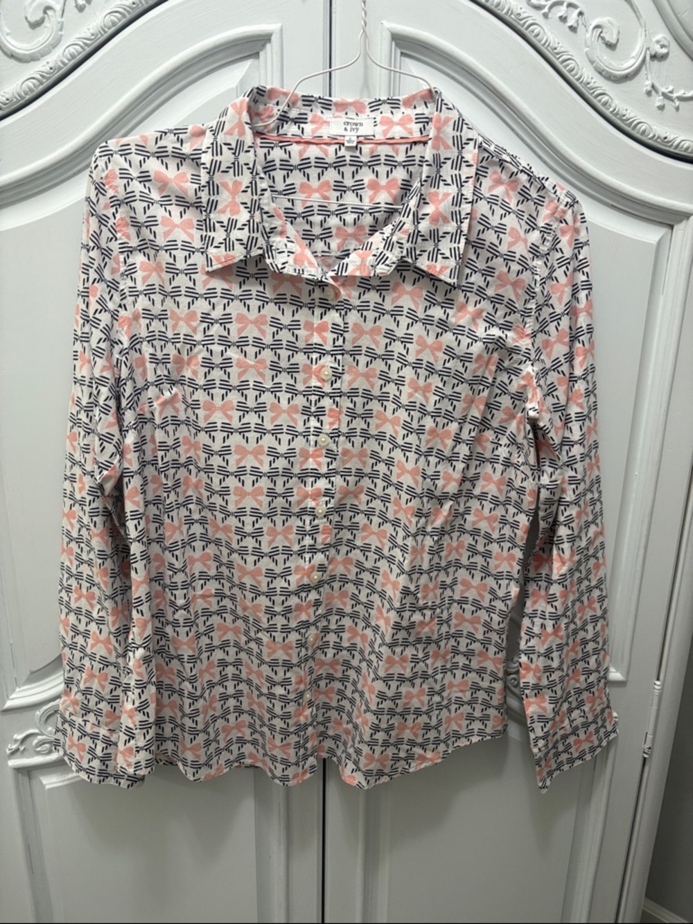 crown & ivy Pink Bows, Navy Bows, White Background Button-Down Shirt - large